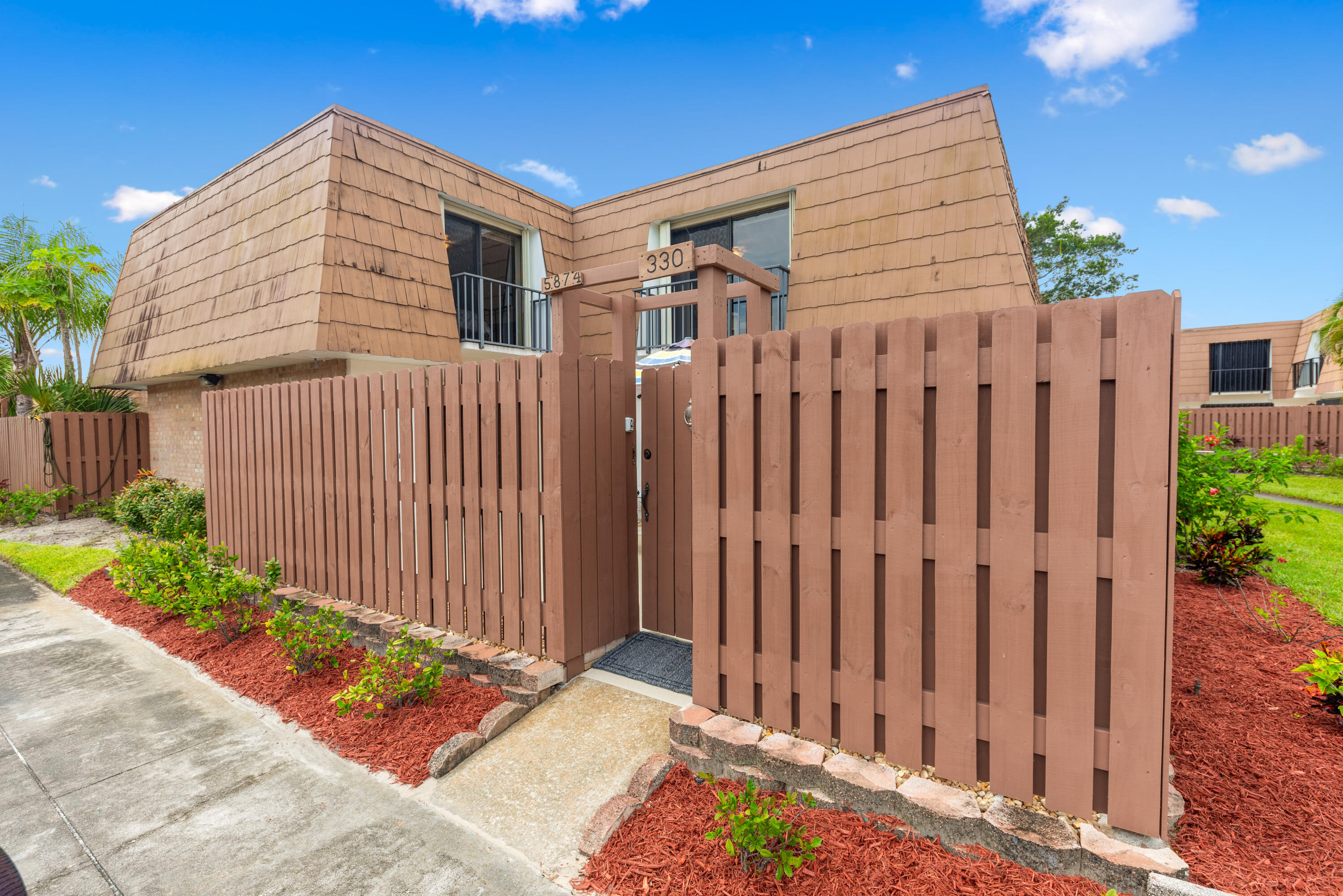 5874 Southeast Riverboat Drive, Unit 330 Stuart, FL 34997 - Photo 2 of 40 a backyard of a house