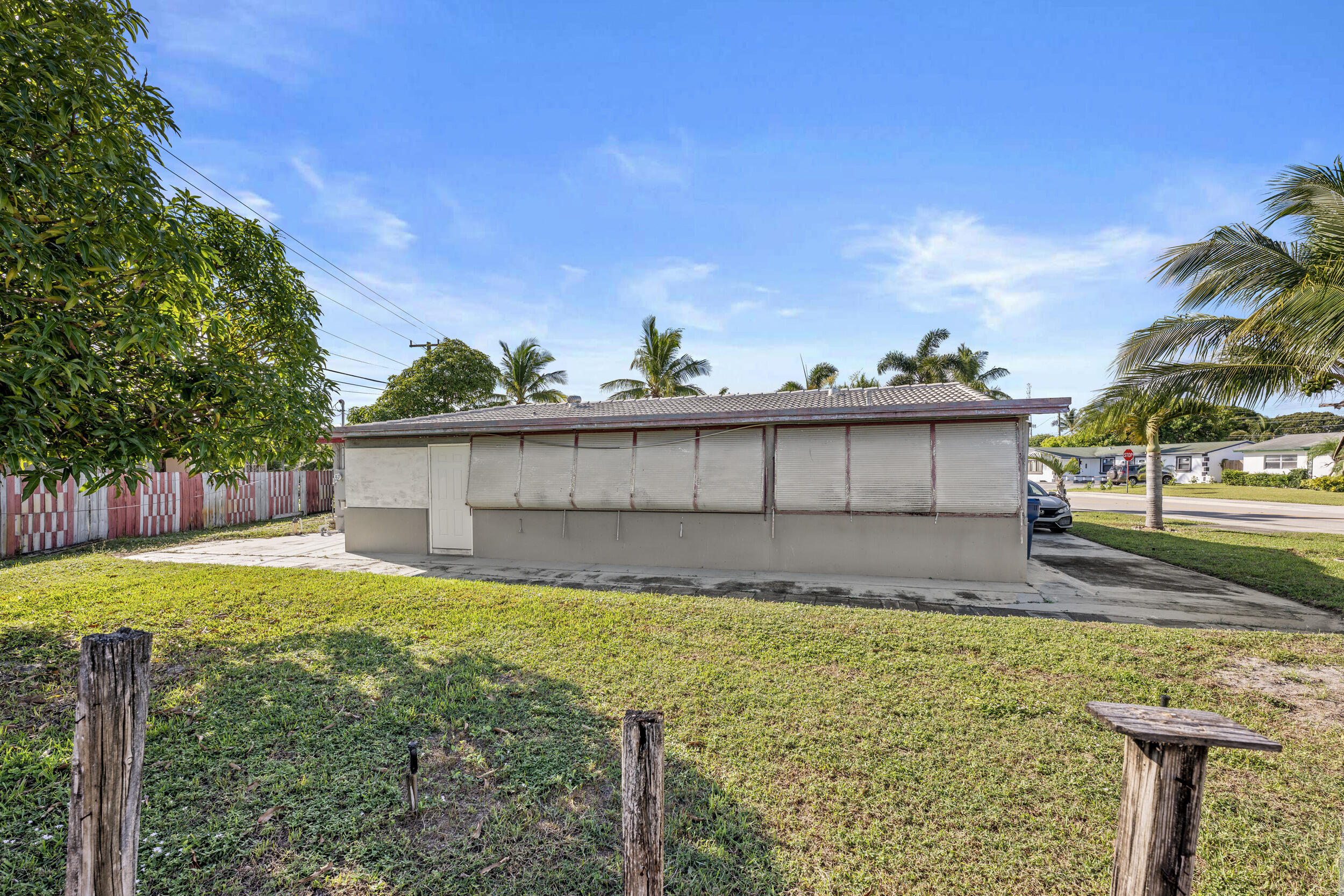 490 West 31st Street Riviera Beach, FL 33404 - Photo 25 of 29 a view of a backyard