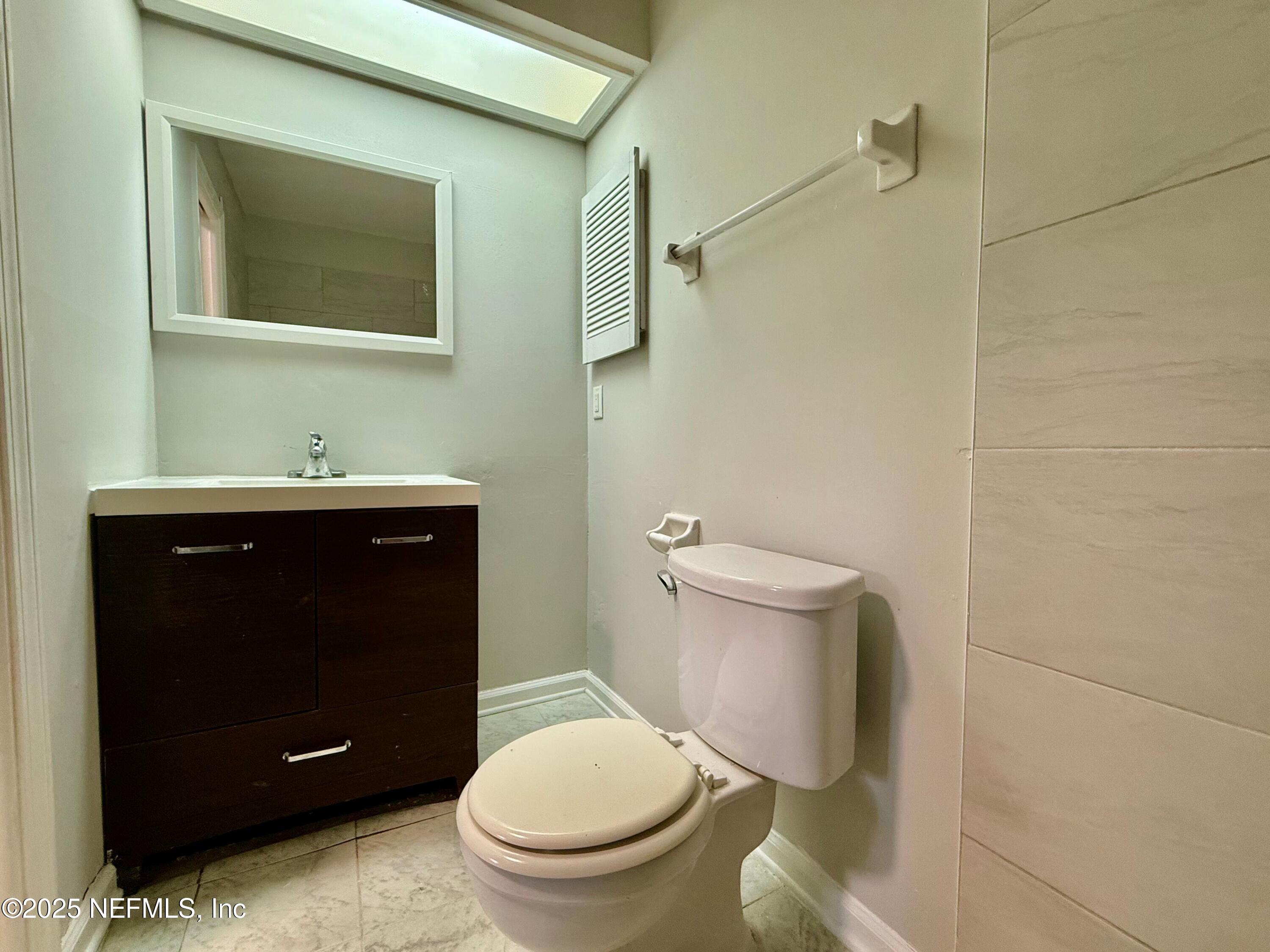 3801 Crown Point Road, Unit 1074 Jacksonville, FL 32257 - Photo 17 of 22 a bathroom with a toilet and a sink
