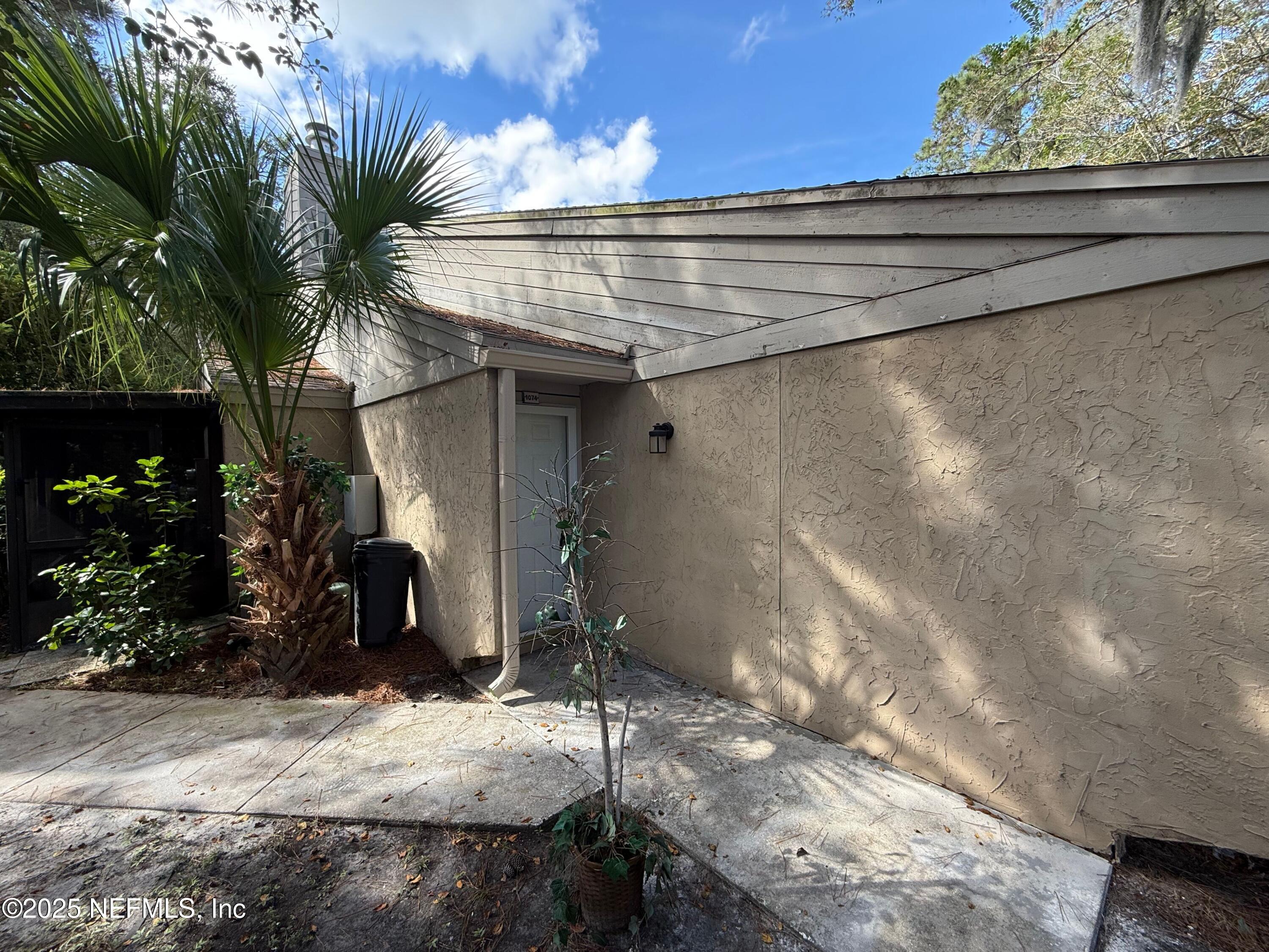 3801 Crown Point Road, Unit 1074 Jacksonville, FL 32257 - Photo 2 of 22 a view of a backyard of the house
