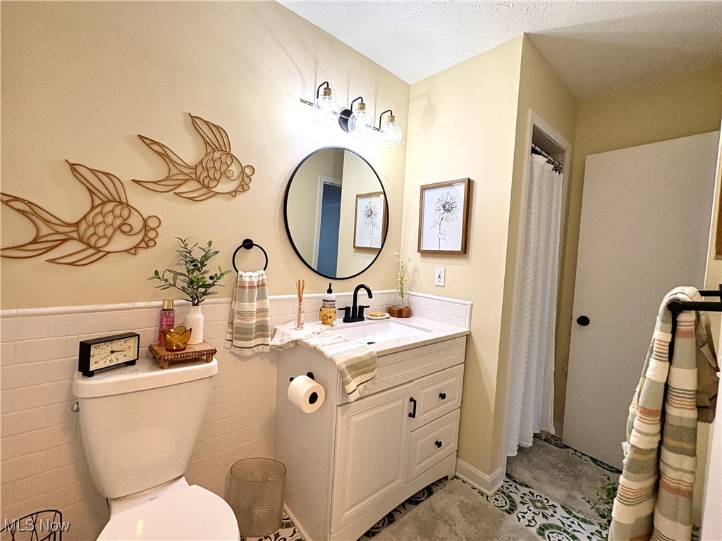4015 Marks Road, Unit 3C Medina, OH 44256 - Photo 14 of 36 Bathroom with a textured ceiling, vanity, toilet, and tile walls
