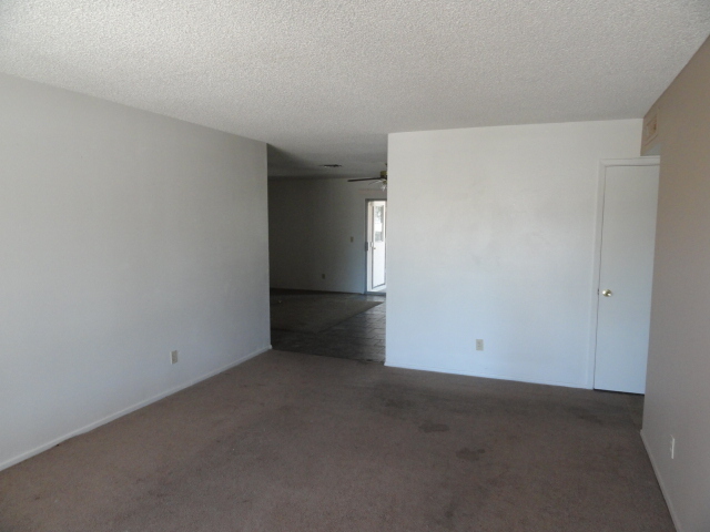 2512 West Greenway Road Tempe, AZ 85282 - Photo 2 of 12 Living room