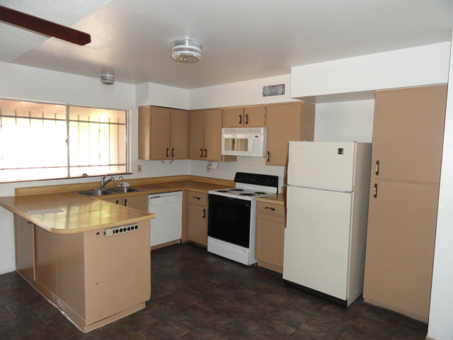 2512 West Greenway Road Tempe, AZ 85282 - Photo 3 of 12 Kitchen