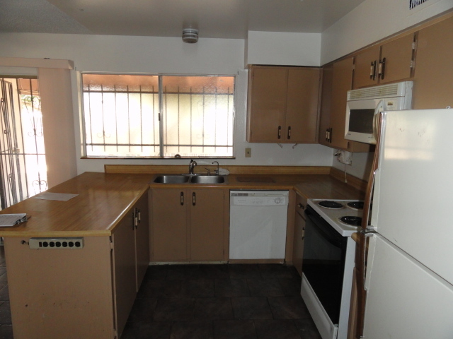 2512 West Greenway Road Tempe, AZ 85282 - Photo 4 of 12 Kitchen