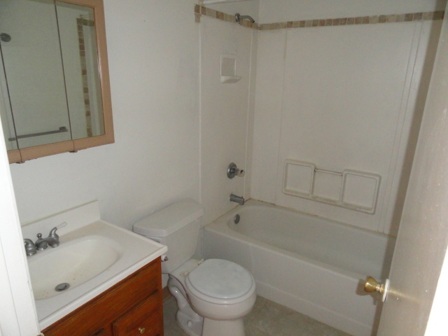 2512 West Greenway Road Tempe, AZ 85282 - Photo 9 of 12 Bathroom 2