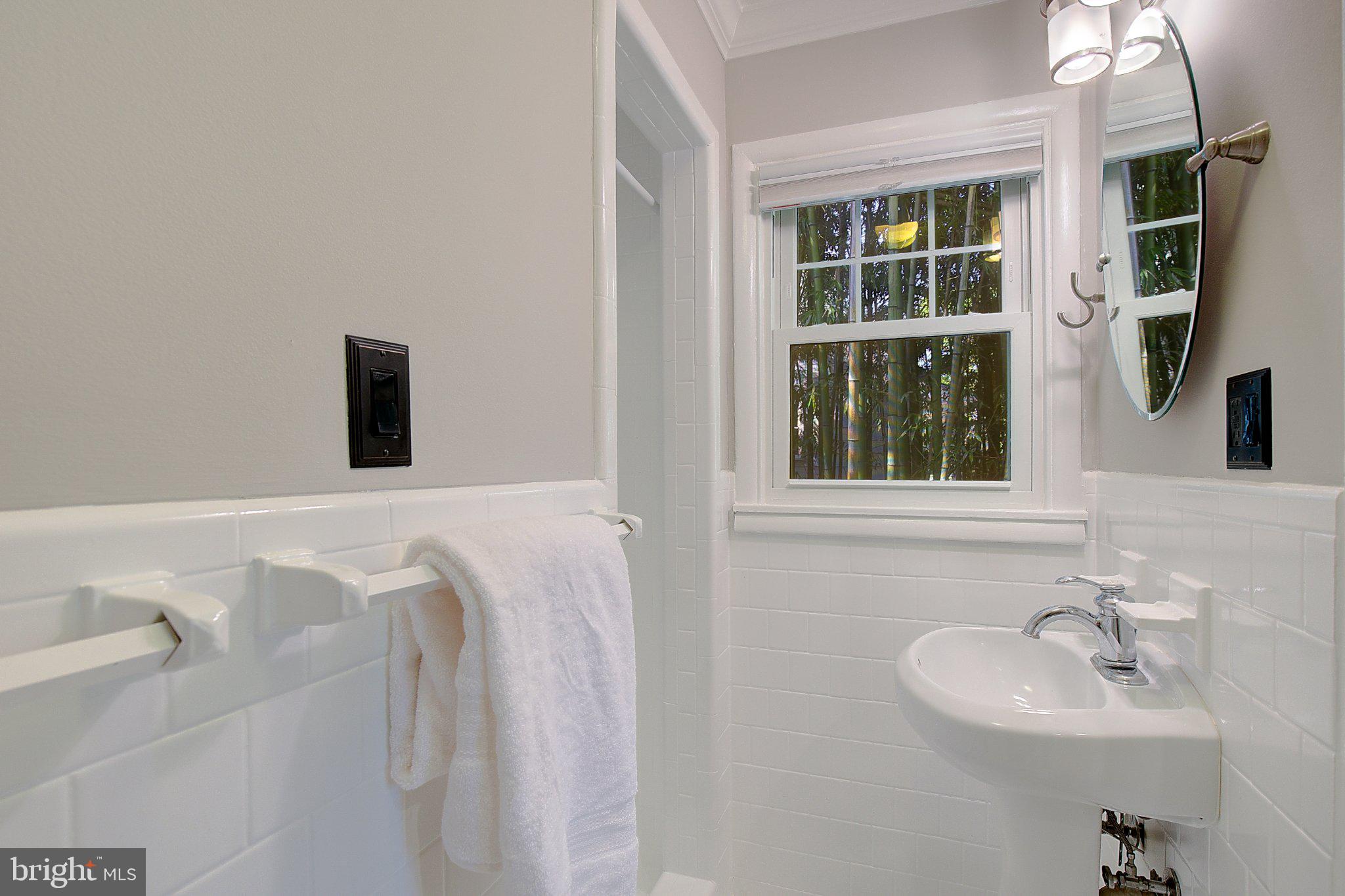 1925 Fairfax Road Annapolis, MD 21401 - Photo 15 of 58 First Floor Full Bathroom