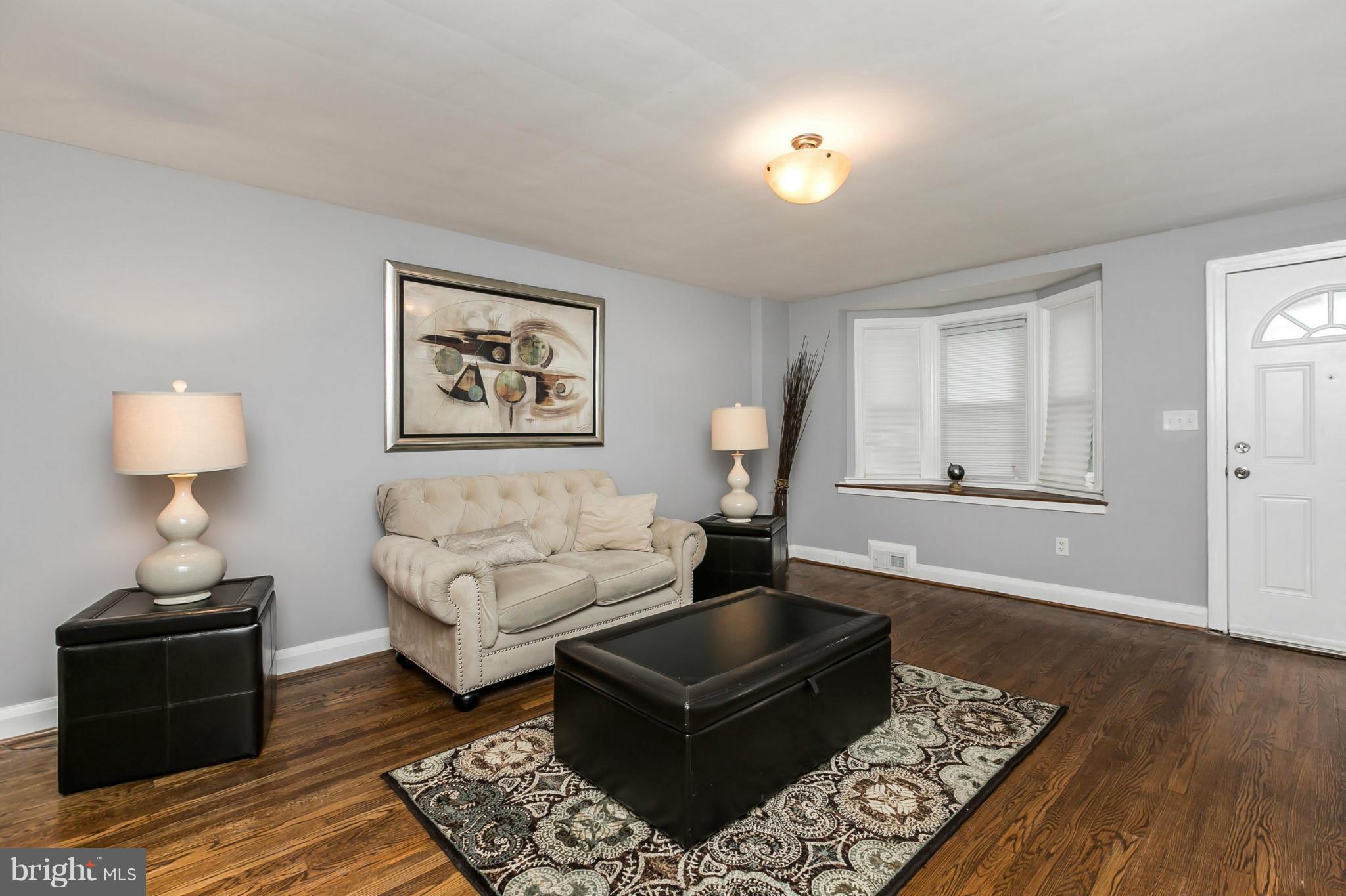 4907 West Hills Road Baltimore, MD 21229 - Photo 8 of 30 Living Room