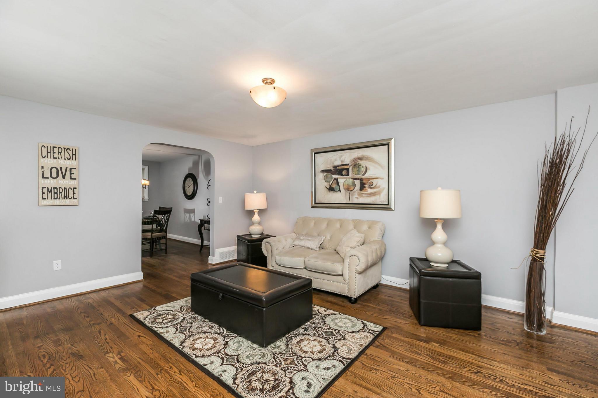 4907 West Hills Road Baltimore, MD 21229 - Photo 9 of 30 Living Room