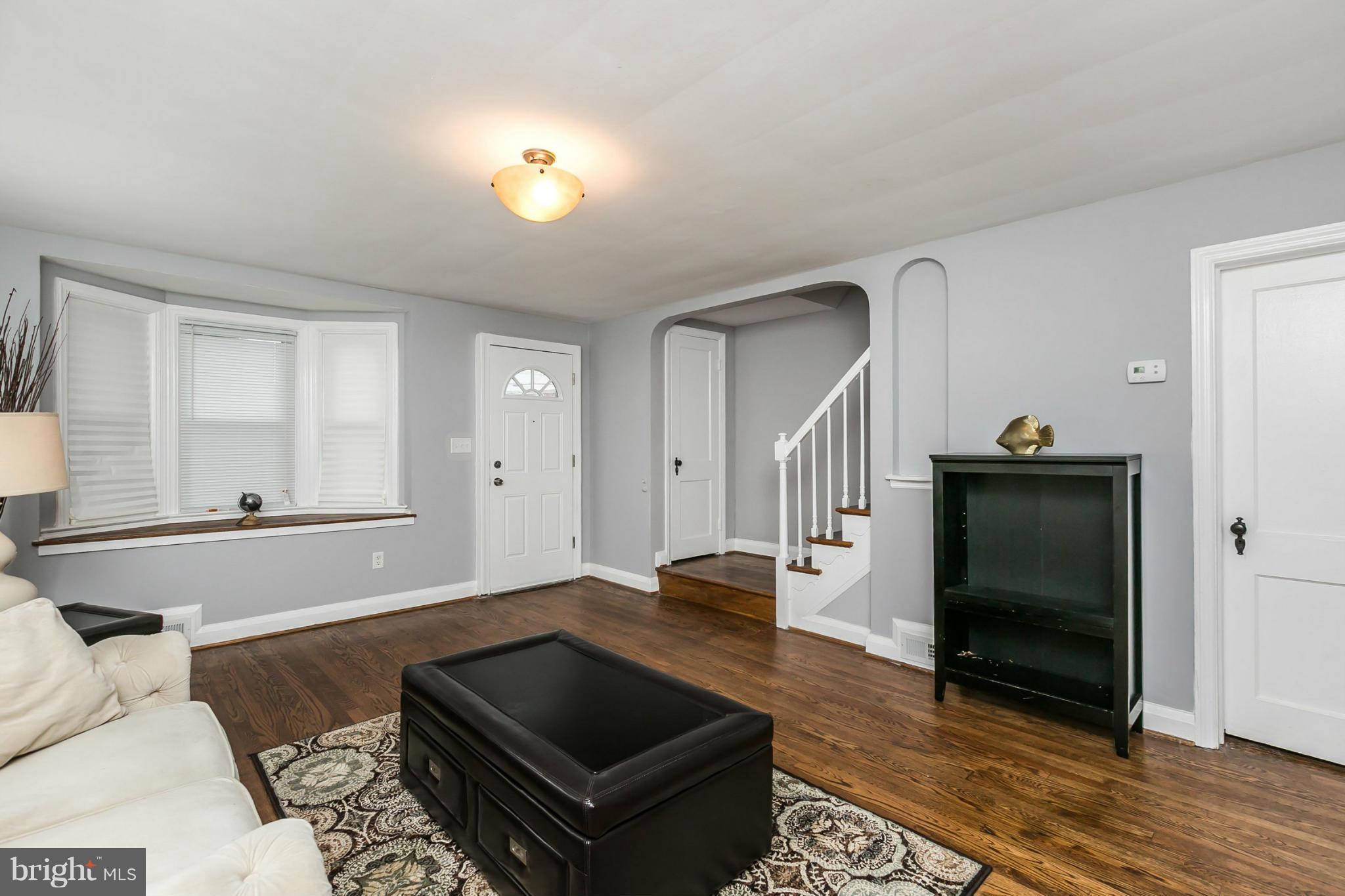 4907 West Hills Road Baltimore, MD 21229 - Photo 10 of 30 Living Room