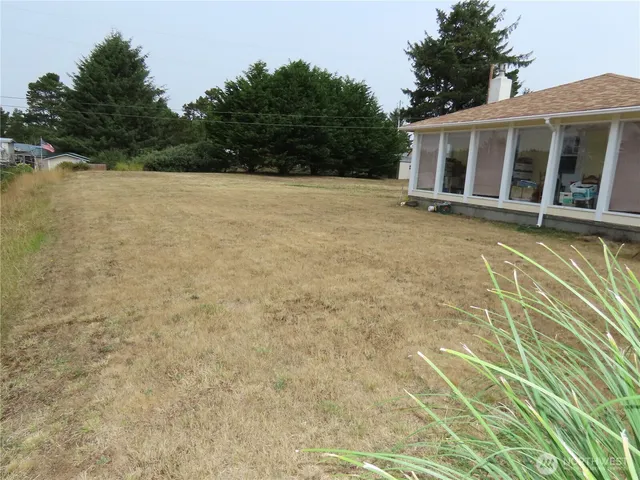 a view of a house with a backyard