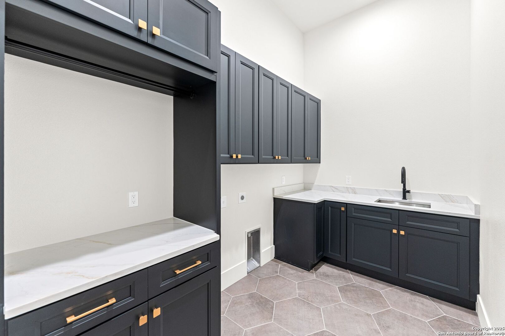 1202 Cielo Rio Drive Pipe Creek, TX 78063 - Photo 21 of 54 a kitchen with a sink and cabinets