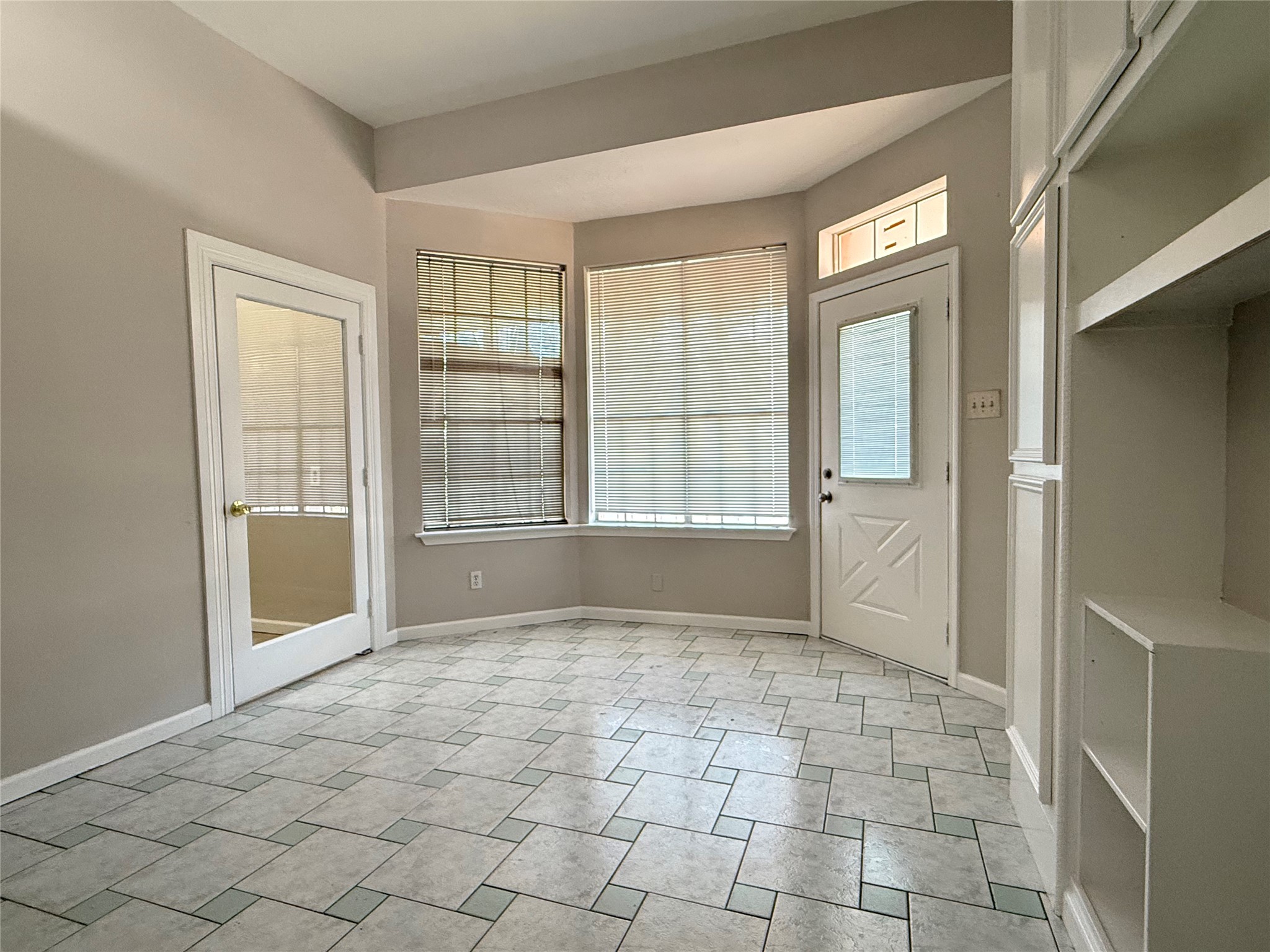 11346 Old Telegraph Road Houston, TX 77067 - Photo 9 of 20 a view of an empty room and window