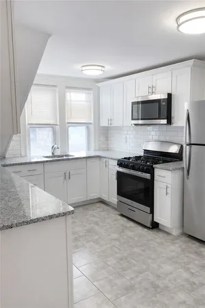 $1,975 | 299 State Street, Unit 3, Bristol, RI 02809