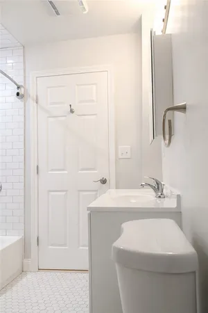 $1,975 | 299 State Street, Unit 3, Bristol, RI 02809