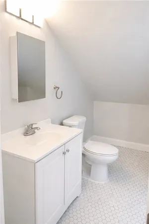 $1,975 | 299 State Street, Unit 3, Bristol, RI 02809