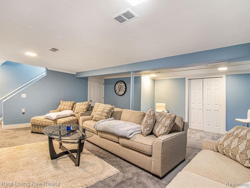 61 North Duval Road Grosse Pointe Shores, MI 48236 - Photo 25 of 33