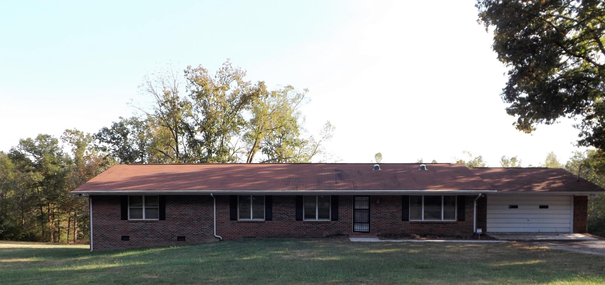 539 West Creston Road Crossville, TN 38571 - Photo 1 of 17 a front view of a house with a garden