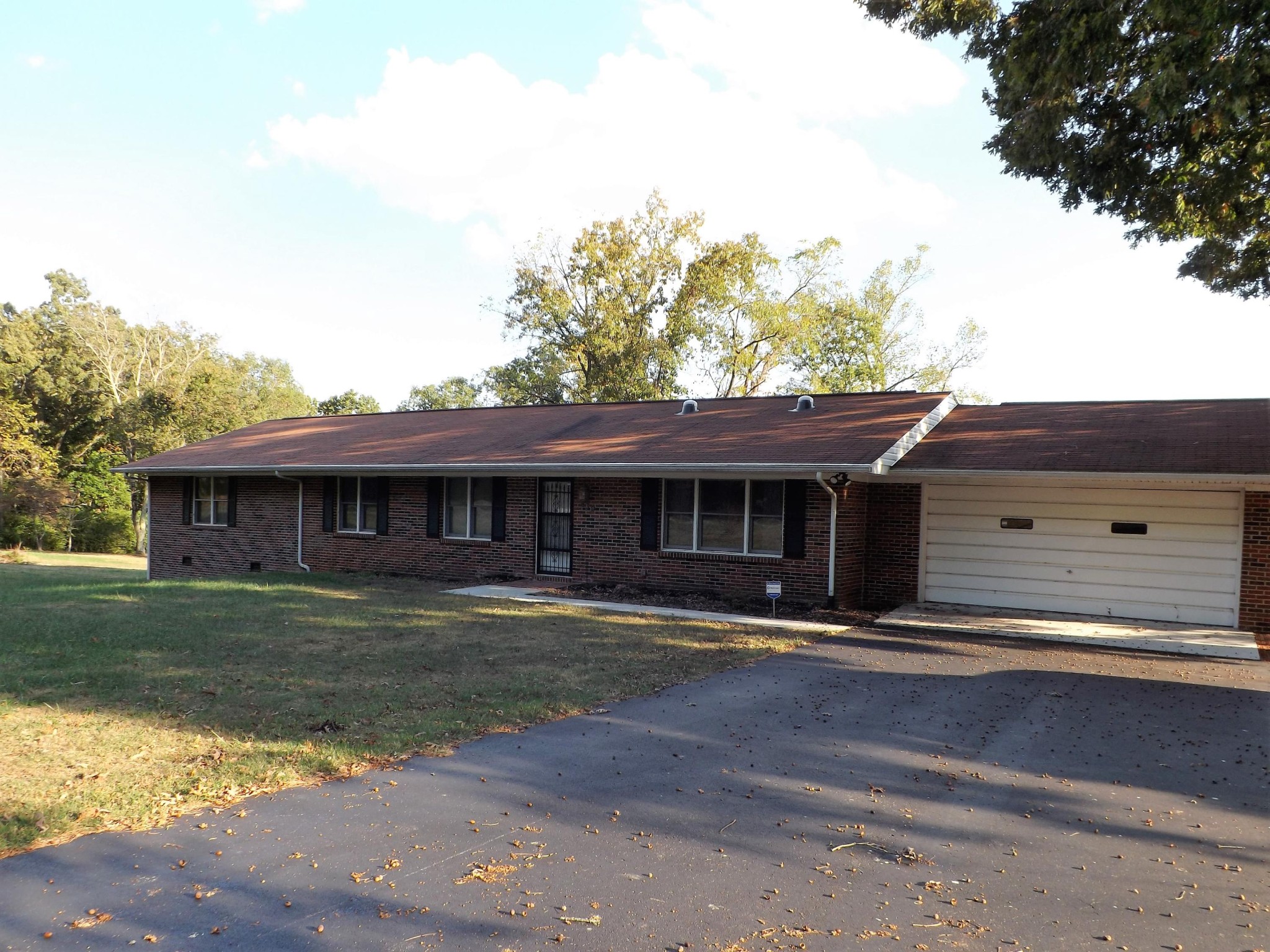 539 West Creston Road Crossville, TN 38571 - Photo 17 of 17 a front view of a house with garden