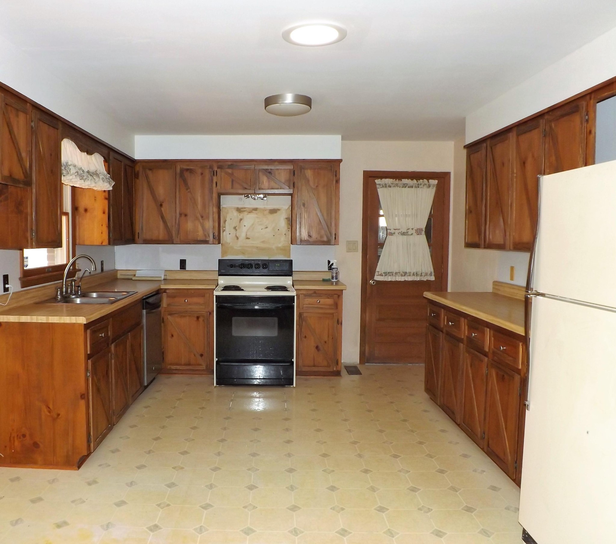 539 West Creston Road Crossville, TN 38571 - Photo 2 of 17 a kitchen with a stove sink and refrigerator