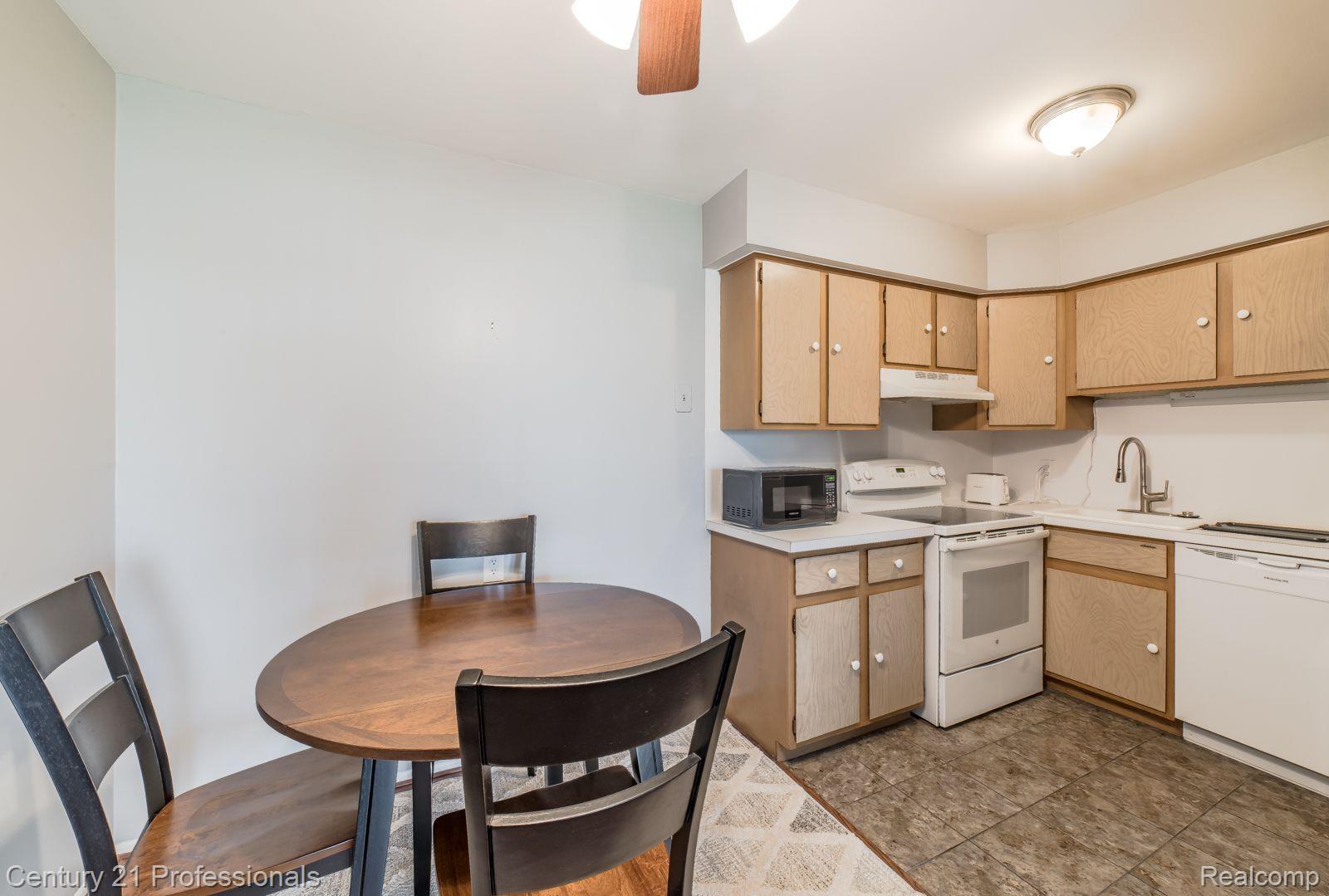 29201 Hayes Road, Unit 7 Warren, MI 48088 - Photo 12 of 26 cozy eating