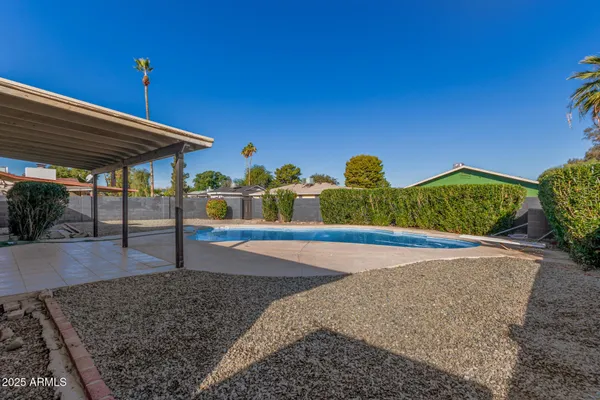 a view of a backyard