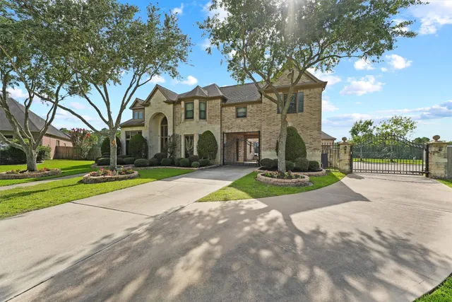 $883,500 | 3100 Richard Lane, Friendswood, TX 77546
