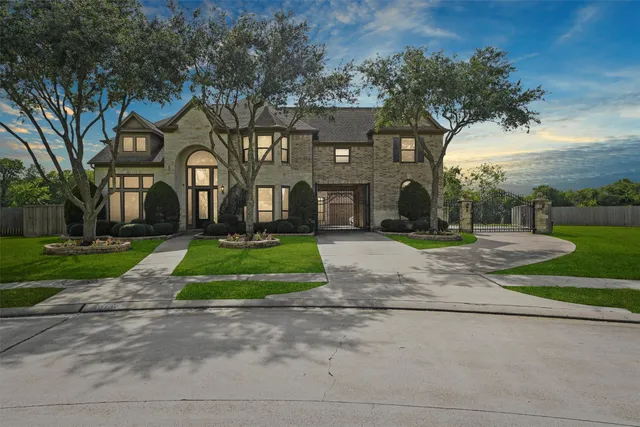 $883,500 | 3100 Richard Lane, Friendswood, TX 77546