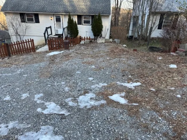 a view of a house with backyard