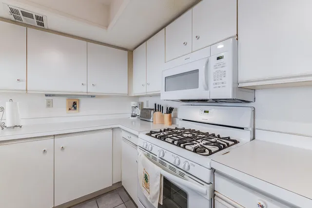 $3,725 | 200 East Racquet Club Road, Unit 68, Palm Springs, CA 92262