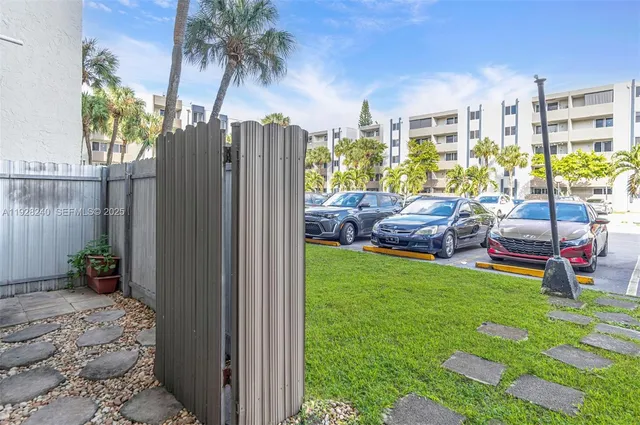 $1,735 | 10000 Northwest 80th Court, Unit 2162, Hialeah Gardens, FL 33016