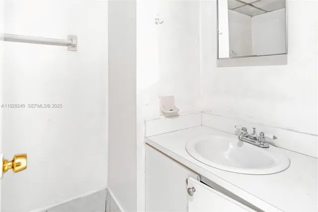 $1,735 | 10000 Northwest 80th Court, Unit 2162, Hialeah Gardens, FL 33016