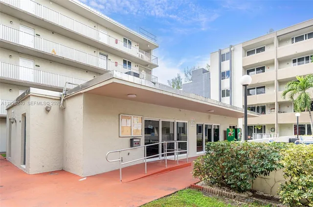 $1,735 | 10000 Northwest 80th Court, Unit 2162, Hialeah Gardens, FL 33016