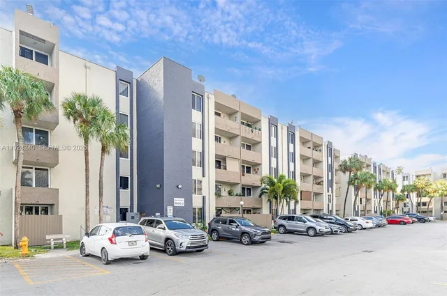 $1,735 | 10000 Northwest 80th Court, Unit 2162, Hialeah Gardens, FL 33016