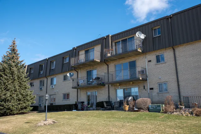 $1,300 | 573 Fairway View Drive, Unit 2C, Wheeling, IL 60090