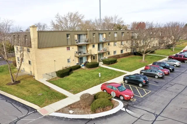 $1,300 | 573 Fairway View Drive, Unit 2C, Wheeling, IL 60090
