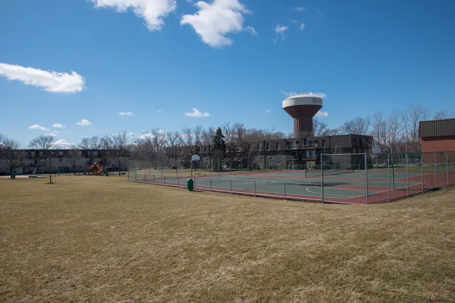 $1,300 | 573 Fairway View Drive, Unit 2C, Wheeling, IL 60090