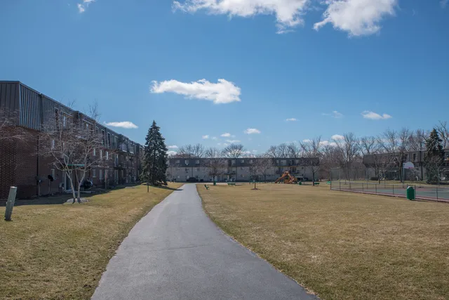 $1,300 | 573 Fairway View Drive, Unit 2C, Wheeling, IL 60090