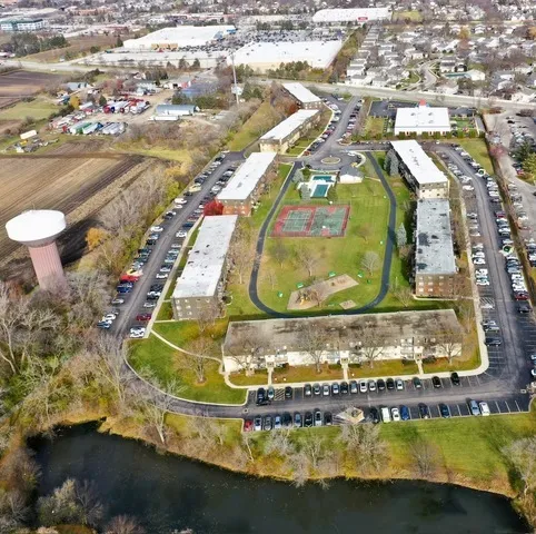 $1,300 | 573 Fairway View Drive, Unit 2C, Wheeling, IL 60090