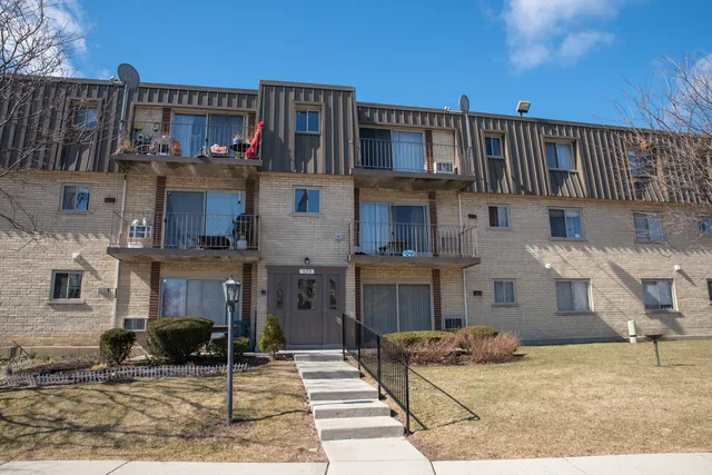 $1,300 | 573 Fairway View Drive, Unit 2C, Wheeling, IL 60090