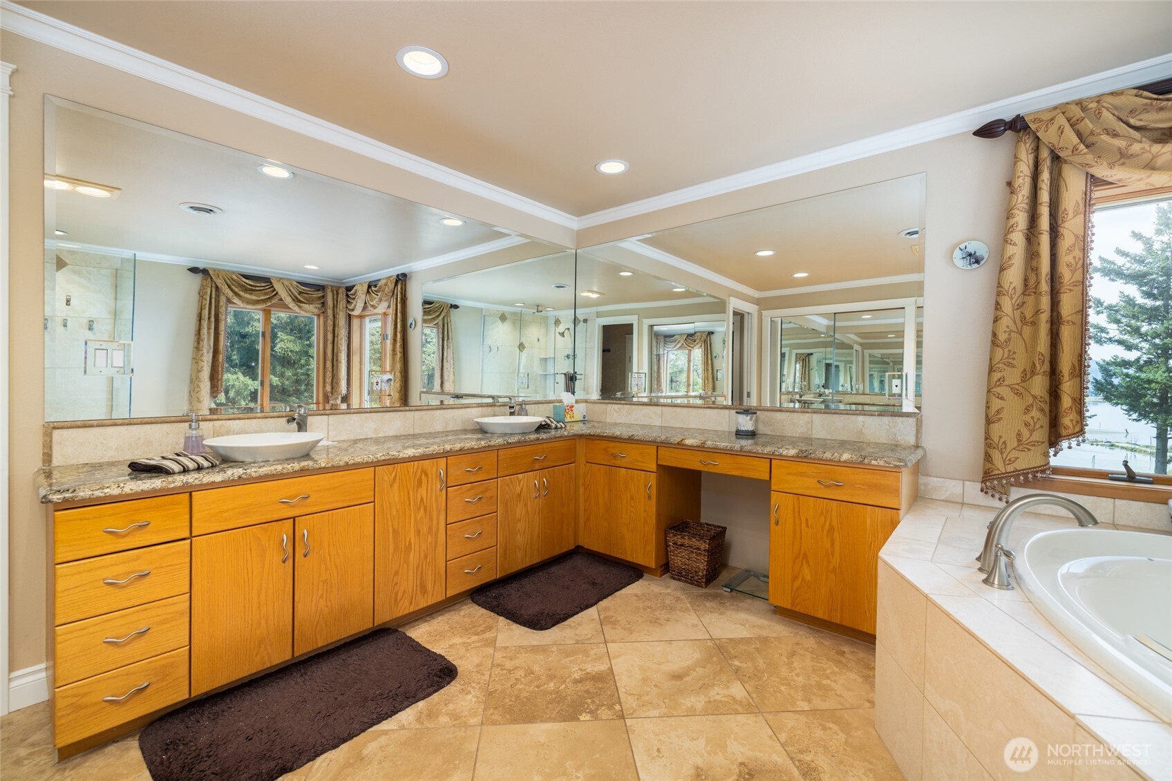 24123 Old Day Creek Road Sedro-Woolley, WA 98284 - Photo 21 of 40 a large bathroom with a large tub and sink