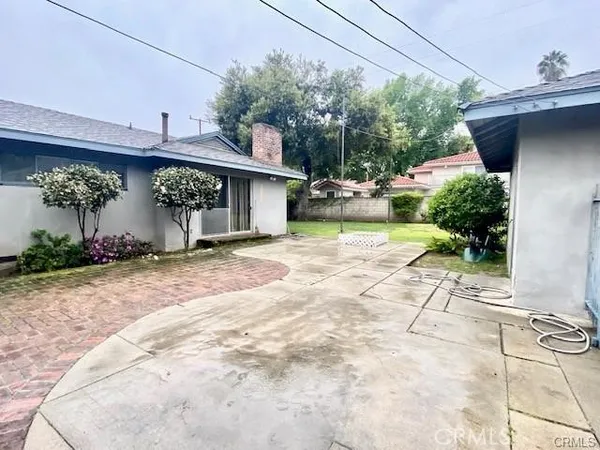 a view of a house with backyard and sitting area