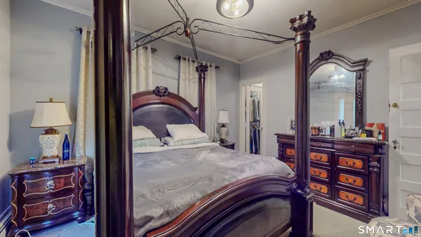 a en suite spacious bathroom with a double vanity sink and a mirror