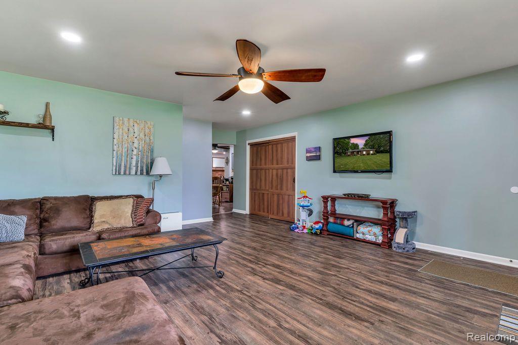 3124 West Hill Road Flint, MI 48507 - Photo 8 of 35
