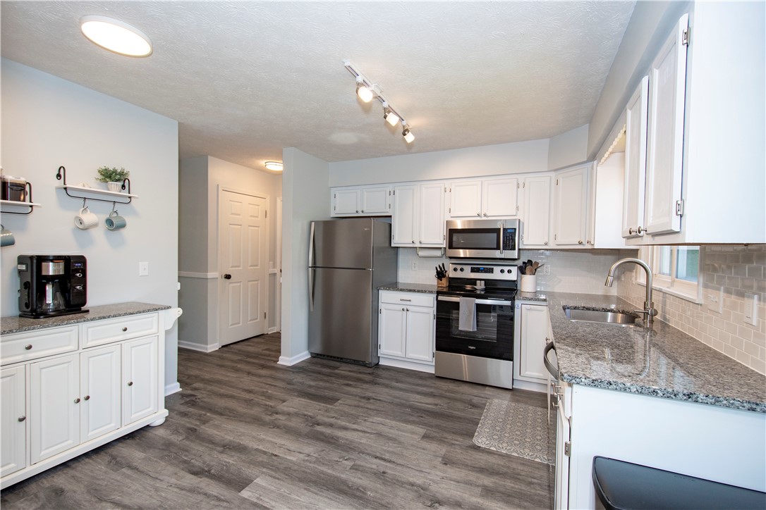 11 MacKay Run Henrietta, NY 14586 - Photo 18 of 46 Beautiful granite countertops