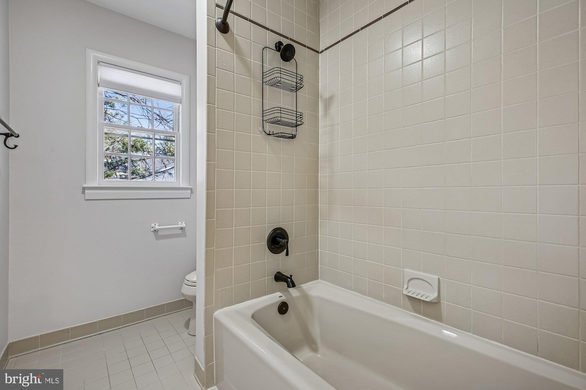 606 Winhall Way Silver Spring, MD 20904 - Photo 37 of 77 Full Hallway Bath