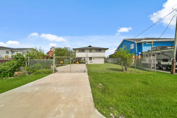 $2,095 | 1031 Star Drive, Dickinson, TX 77539