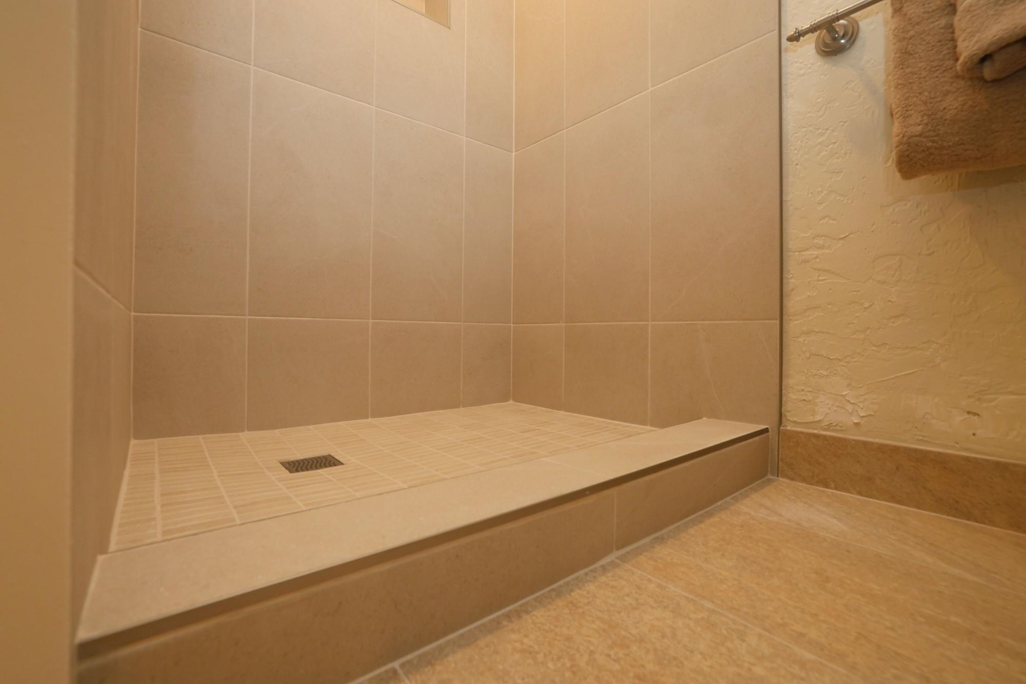 3543 Lower Honoapiilani Road, Unit C107 Lahaina, HI 96761 - Photo 13 of 49 a bathroom with a bathtub