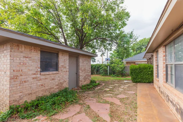 a view of a back yard of the house