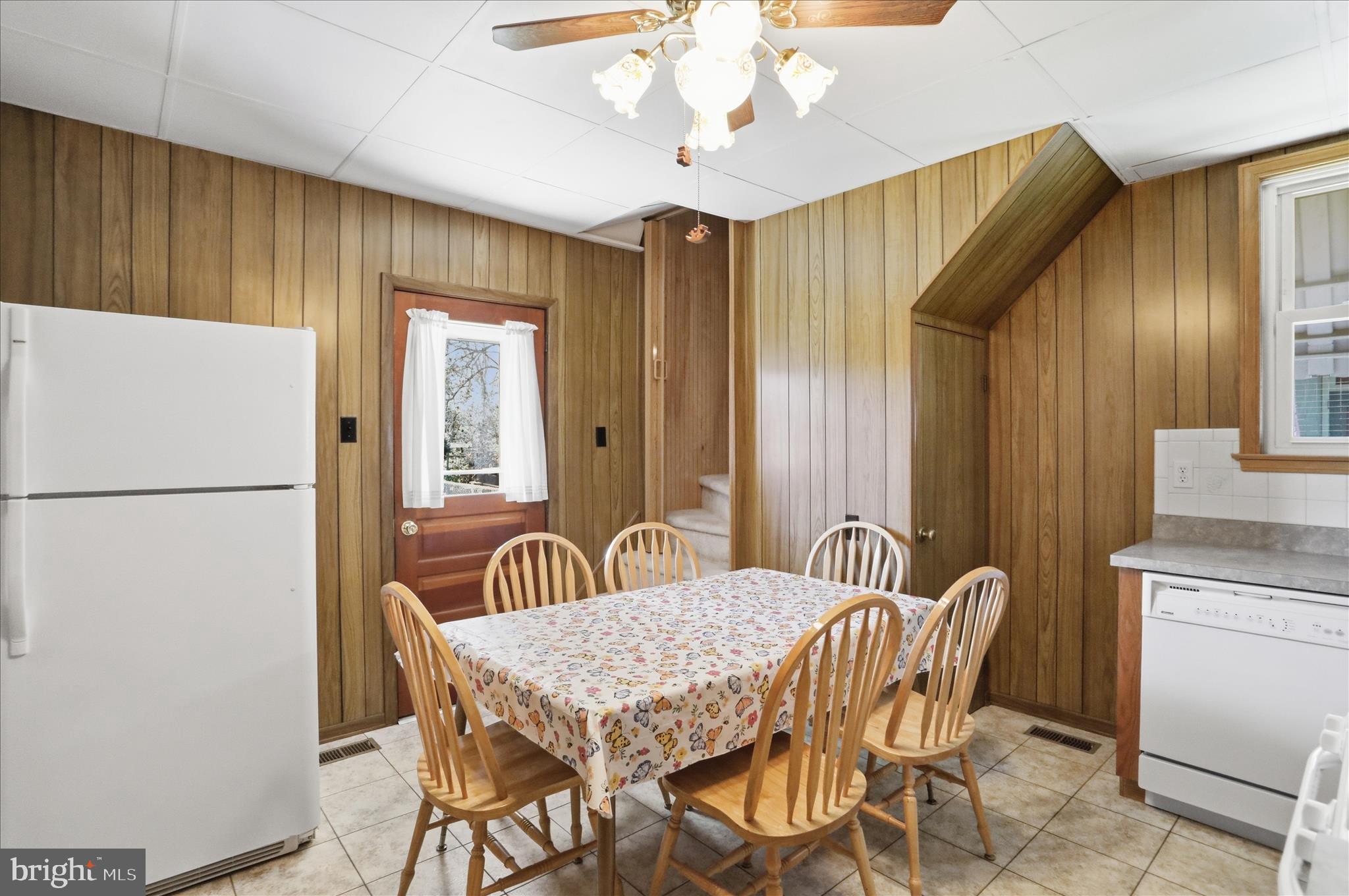 438 Chestnut Street Cumberland, MD 21502 - Photo 4 of 36 a dining room with furniture and window