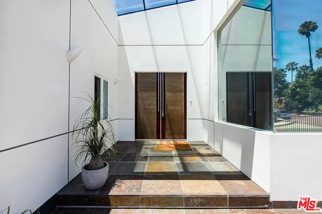 a view of entryway with a rug